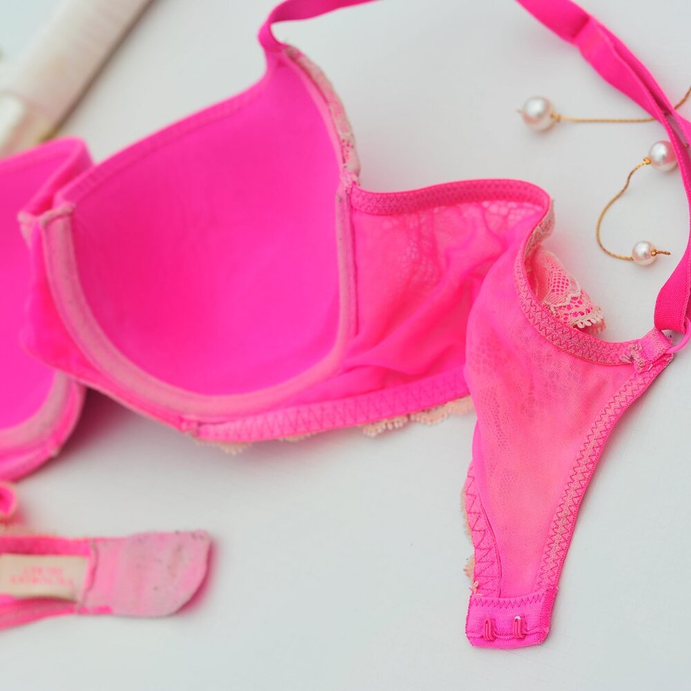 Victoria's Secret Satin Rose Bra 36B 2000s Very Vintage no tear just some snug